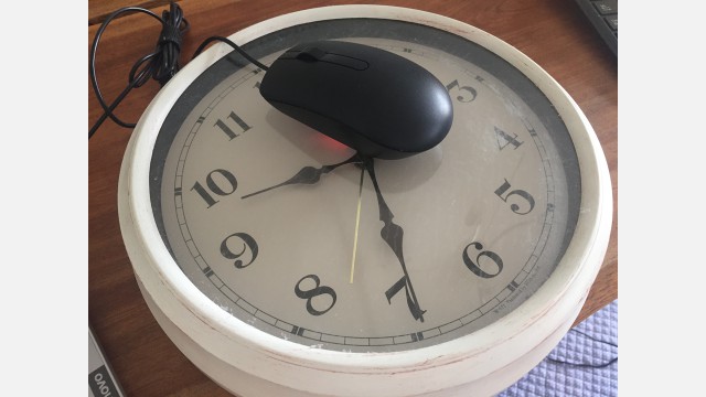 光学マウスをアナログ時計の上に置くと、1分おきにマウスのカーソルが自動で動いてくれた